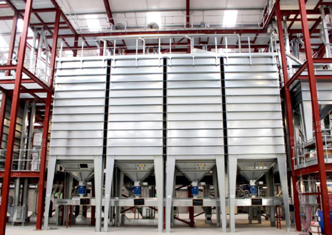 Rij BM silo's in een productiehal Rij BM silo's in een productiehal