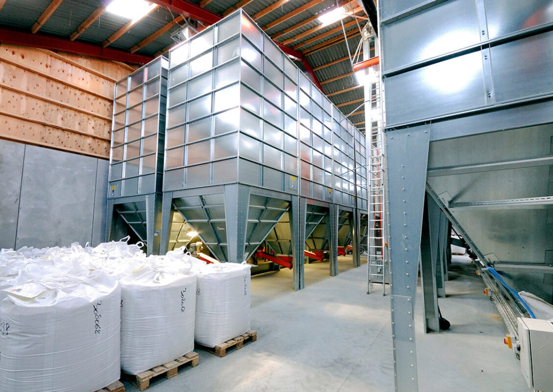 BM silo's in een hal, met bigbags op de voorgrond BM silo's in een hal, met bigbags op de voorgrond